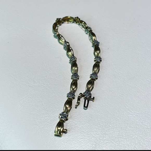 10k yellow gold and melee diamond tennis bracelet. - Picture 3 of 4